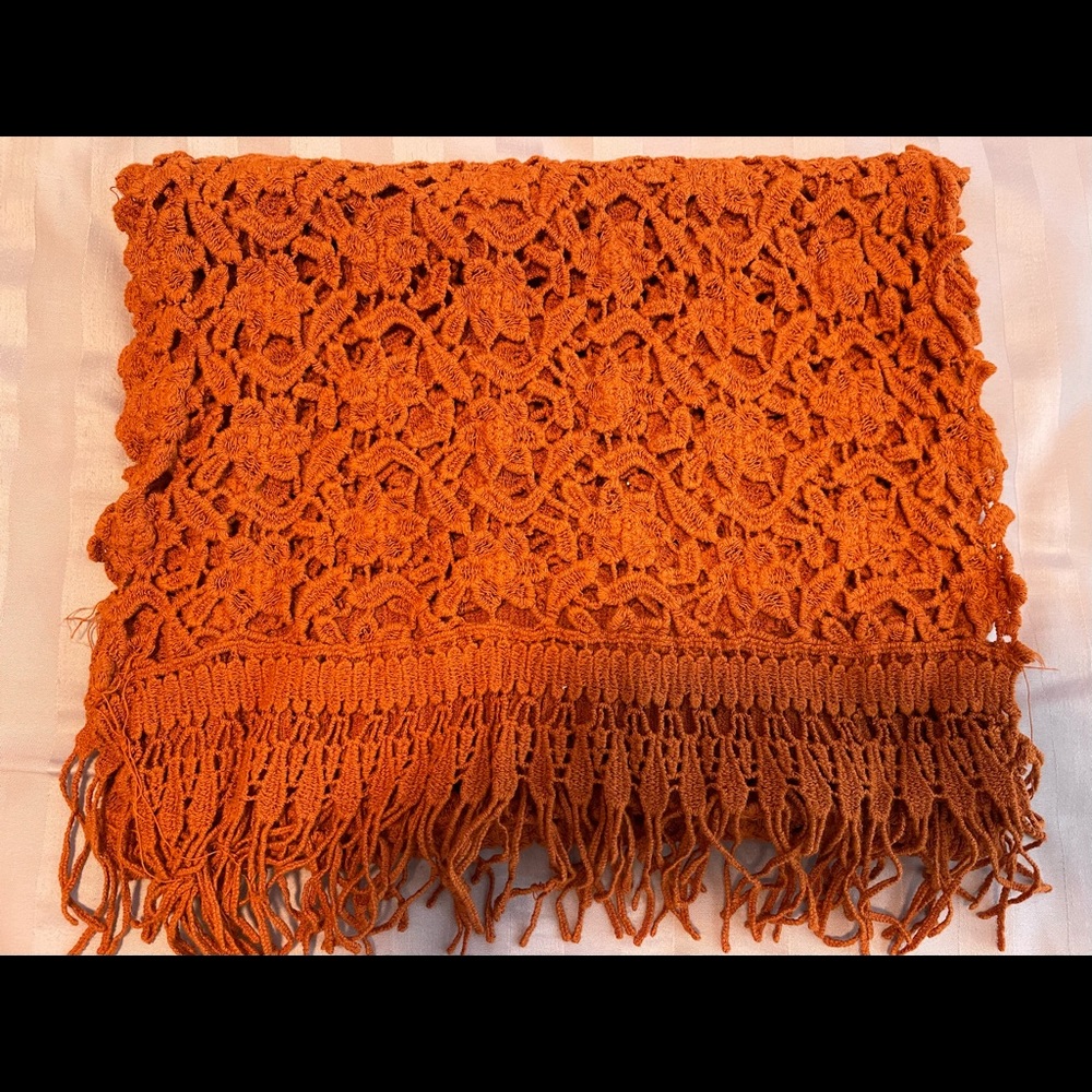 Women eyelet pattern scarf
